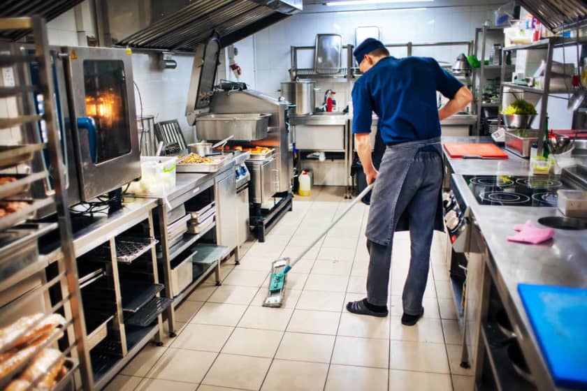 Como limpar uma cozinha industrial: quais produtos e equipamentos adequados e como organizar a limpeza