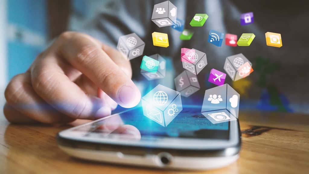 touchscreen em uma celular com ilustraoes de smbolos de redes adequadas para seu negcio 