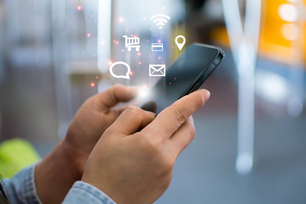 Pessoa com celular na mo fazendo estratgia de gesto de redes sociais